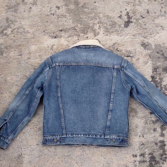 Levi's Women's Medium Wash Sherpa Trucker Jacket - Picture 5 of 9